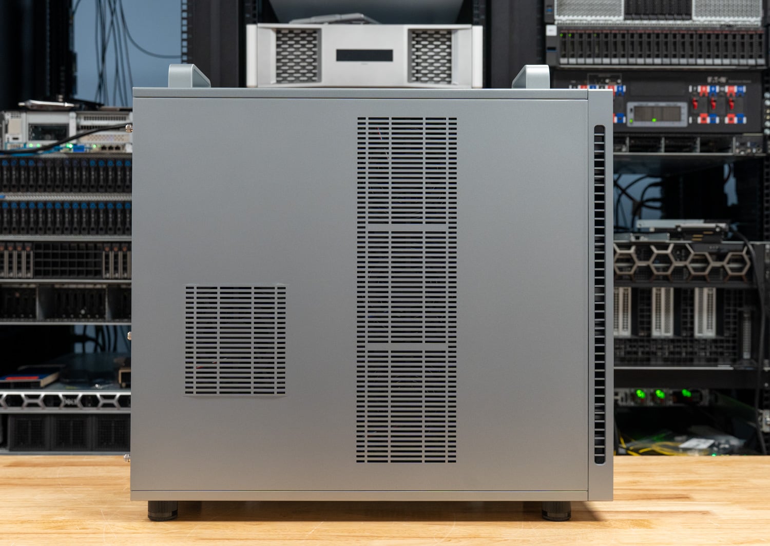 Обзор ASUS ExpertCenter Pro ET900N G3: мощная рабочая станция на базе NVIDIA GB300 ASUS ExpertCenter Pro ET900N G3 вид сбоку