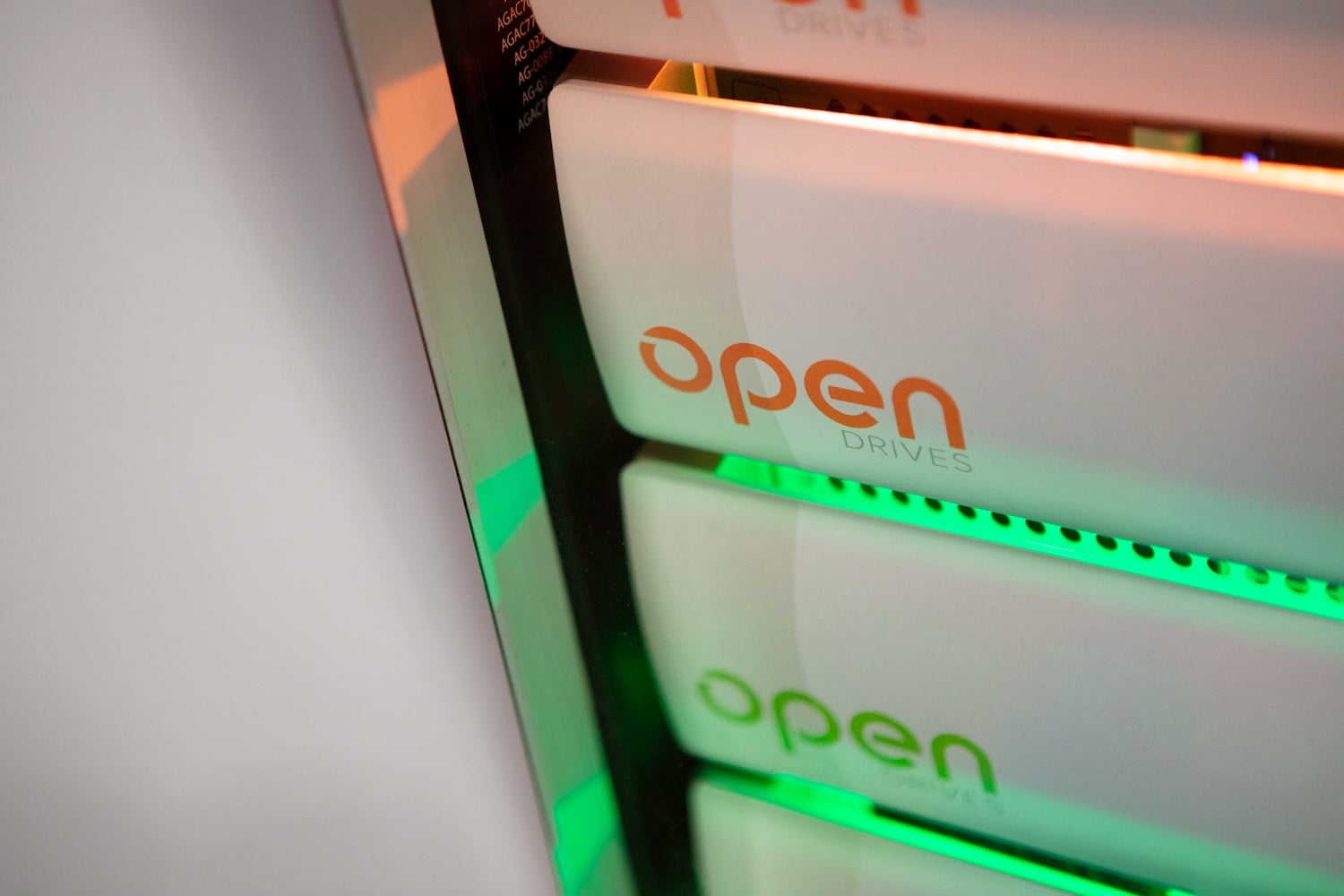 OWC приобретает разработчика систем хранения OpenDrives Степка стоек хранения OpenDrives с оранжевыми логотипами на передних панелях