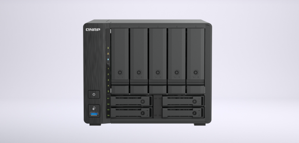QNAP выпустила компактный 9-отсековый NAS TS-h966TX с поддержкой Thunderbolt 4 Вид спереди на QNAP TS-h966TX с пятью отсеками для SATA и четырьмя для U.2