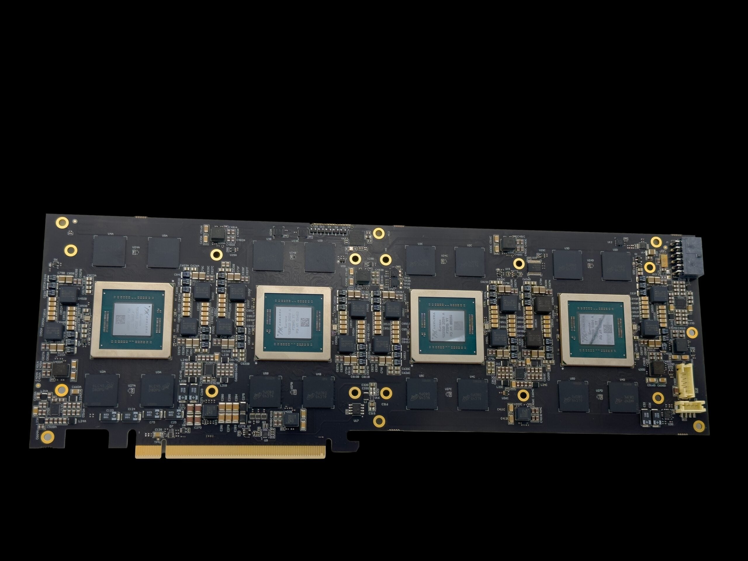 PCIe karta Axelera Server 250p plné výšky a délky s odstraněným chladičem, zobrazující čtyři AIPU Europa v řadě s jejich DRAM balíčky (obrázek Axelera AI)